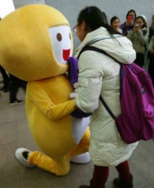 女子走出考研考場遭求婚 受驚不知所措2