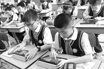 四川部分中小學試點“電子書包”教學方式-中國教育1