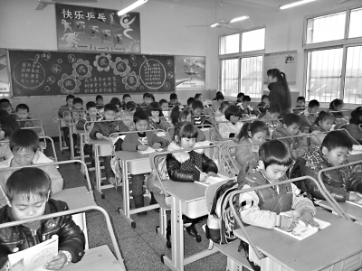 小學生防近視課桌引爭議 發明者:此專利非防近視神器-中國教育1