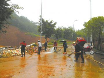 四川南充暴雨致學校多垃圾 網友:又一條黃河(圖)-中國教育1
