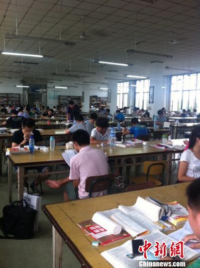 “四大火爐高校”煎熬考研大軍 學子大話消暑神器1