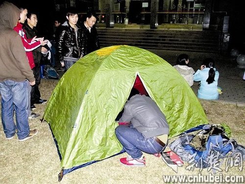 考研人寒夜扎帳篷排隊搶占自習室座位1