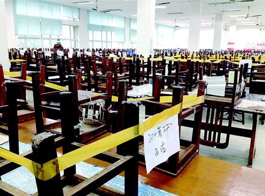 膠帶捆綁鐵鏈加鎖 大學三千座位年后搶空1
