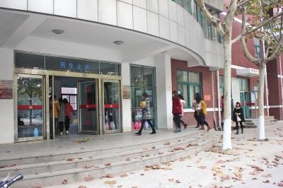 男生當眾表白被開除稱不后悔 女方稱其偏激-中國教育1