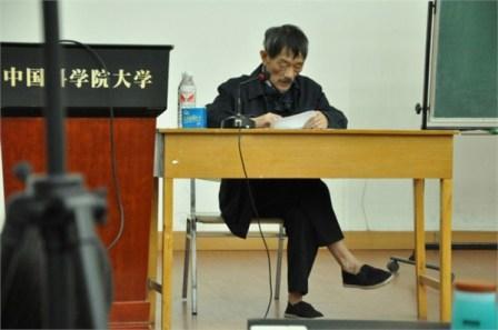 中科院院士光腳穿布鞋做報告照片爆紅網絡1
