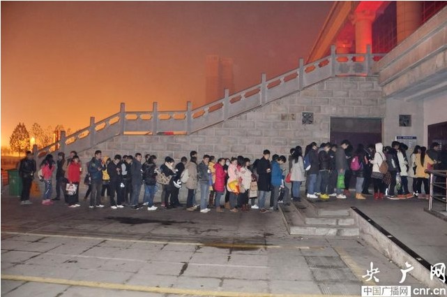 考研進入倒計時 學生天不亮就來排隊占座2