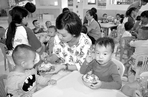 本科生放棄高薪回鄉辦早教中心-中國教育1