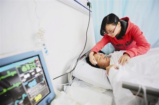 大四女備戰半年考研 為救病母放棄考研日夜守候1