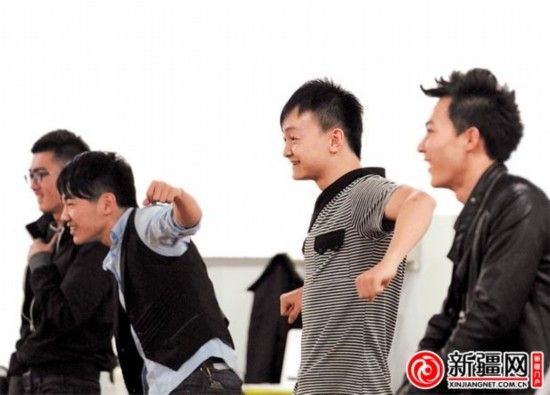 新疆“街舞碩士”召集千人共舞1
