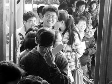 2012青島考研確認人數已破萬 排長龍場面壯觀2