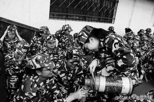 6萬新生扔掉數百萬元軍訓服裝 成一次性用品 -中國教育1