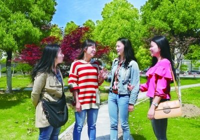學霸女神考研成功笑稱書是“男朋友”1