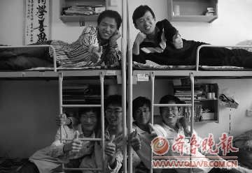 青大最牛考研宿舍 6小伙集體考上名校1