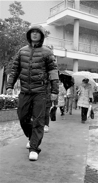 杭州暴雪黃色預警 教育局：不停課 允許遲到或請假-中國教育1