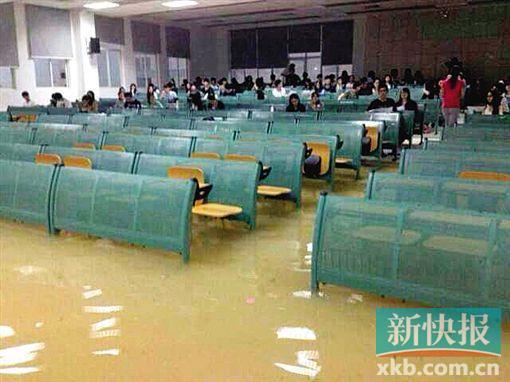 廣東暴雨致大學成汪洋 學生浸水教室考試-中國教育1