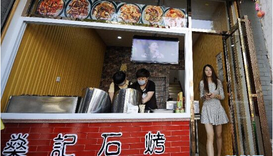 美女碩士魷魚攤創業 日入4千為夢想掘金1