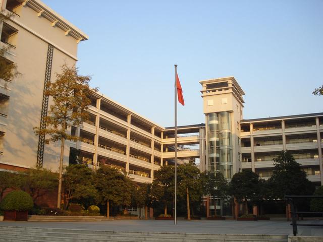 多地高中“負債辦學” 擇校費是主要收入來源-中國教育1
