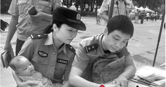 云南女警官抱娃讀研 獲“獎”一室一廳待遇1