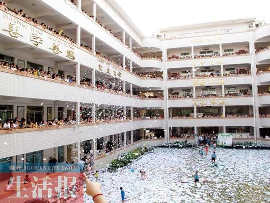 學校下“紙雨”為高考學生減壓 場面震撼-中國教育1