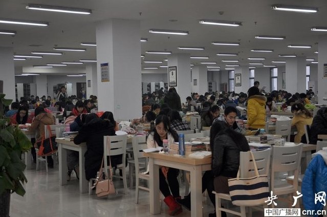 考研進入倒計時 學生天不亮就來排隊占座1