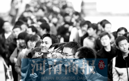2012考研報名確認現場排長隊 報考數預計小幅增加1