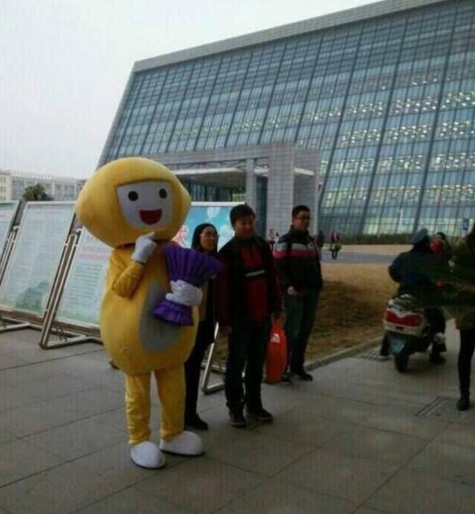 女子走出考研考場遭求婚 受驚不知所措1