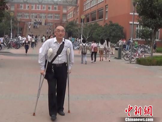 教授術后拄拐上課引關注 稱只是正常教學而已-中國教育1