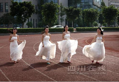 四川農業大學4位美女研究生 穿婚紗拍畢業照1
