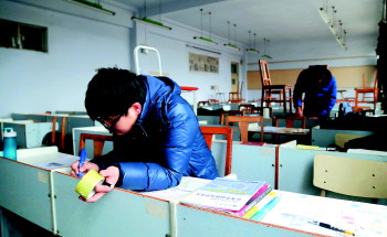 煙臺：大學生為考研占座拎行李箱 有人1人占10座1