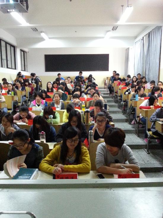 江蘇高校為防學生逃課擺席位卡 出勤率爆滿(圖)-中國教育1