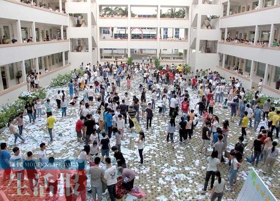學校下“紙雨”為高考學生減壓 場面震撼-中國教育3