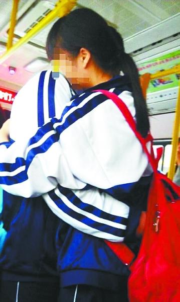 公交上娃娃擁吻 初中生當眾秀恩愛有礙觀瞻？-中國教育1