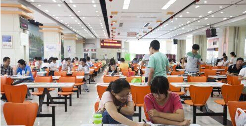 高校食堂成“學霸”聚集地 食堂變考研自習室1
