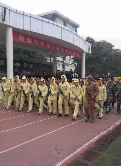 陜西現學生穿日本軍服走方陣 校方被批無知(圖)-中國教育1