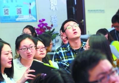 2015屆高校畢業生首場招聘會：冷專業自降目標-中國教育1