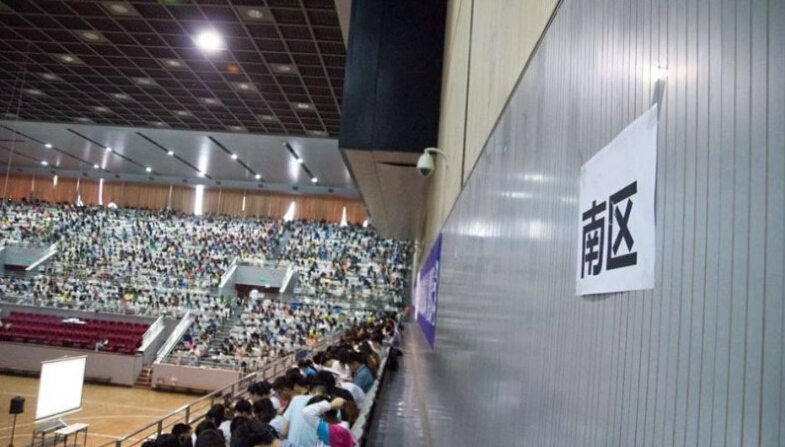山東五千“考研大軍”體育館上課 課間欣賞雜技表演14