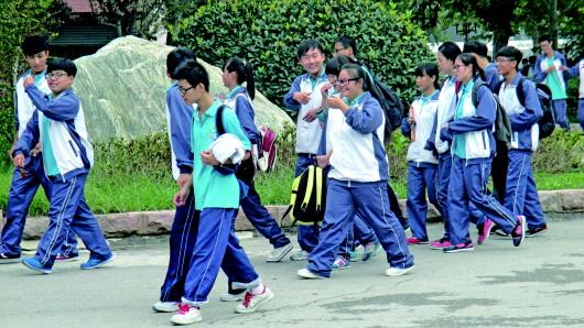 學生稱校服清一色運動裝太老氣 渴望新款式-中國教育1