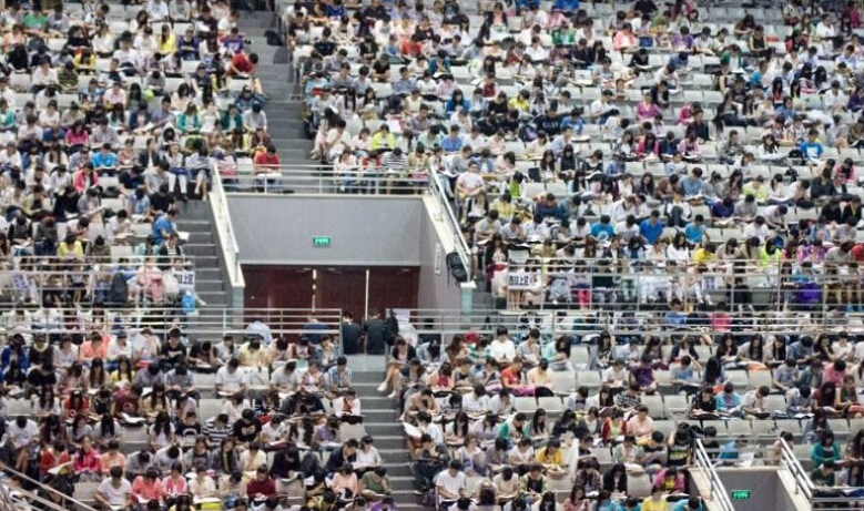 山東五千“考研大軍”體育館上課 課間欣賞雜技表演3