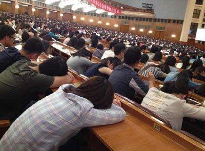 92歲院士站著做報告 學生們趴著打瞌睡-中國教育2