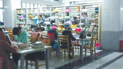 女大學生為備戰考研 圖書館安家堅持占座10個月1