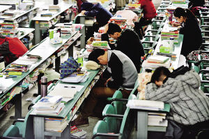 重理工學生考研百態 每天翻墻回宿舍(圖)1