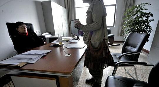 五旬男教師騷擾女學生發露骨短信 校方稱已開除-中國教育3
