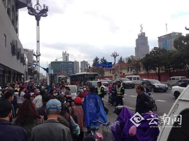 云南昆明一小學發生踩踏事件 受傷學生被送往醫院-中國教育2