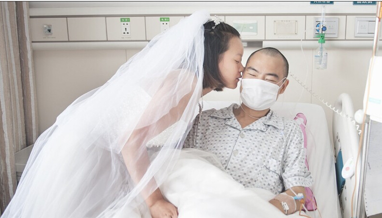 湖南女研究生花光學費救白血病男友 病房求婚1