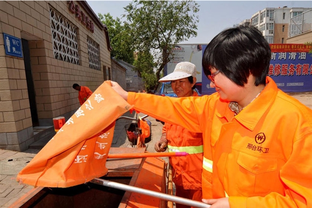 研究生入職城管被安排先掃馬路洗公廁1