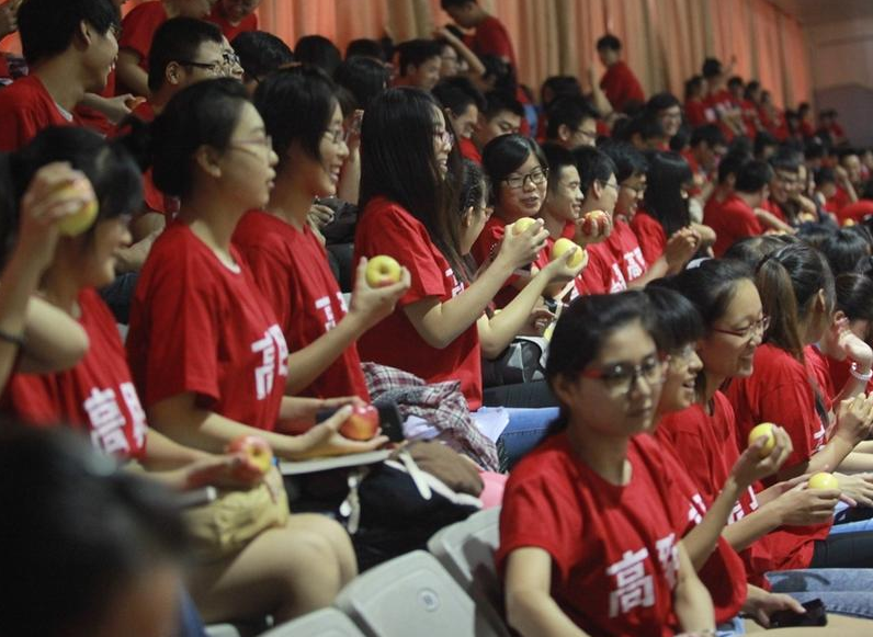 濟南4500名考研生齊跳“小蘋果” 申請吉尼斯2