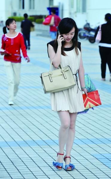 男生留言圖書館：女生穿著暴露影響學習-中國教育2