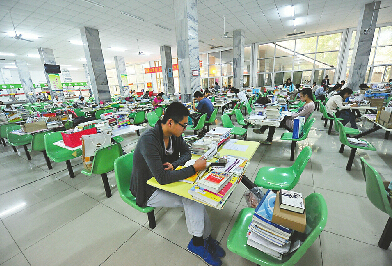 濟南高校學生棄休國慶假期 食堂餐桌變成“課桌”1
