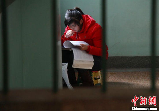 自習室一座難求 考研生帶被子熬夜奮戰3