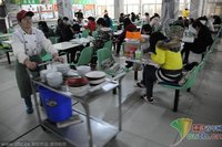 高校自習室緊缺 考研黨“霸占”食堂備戰2